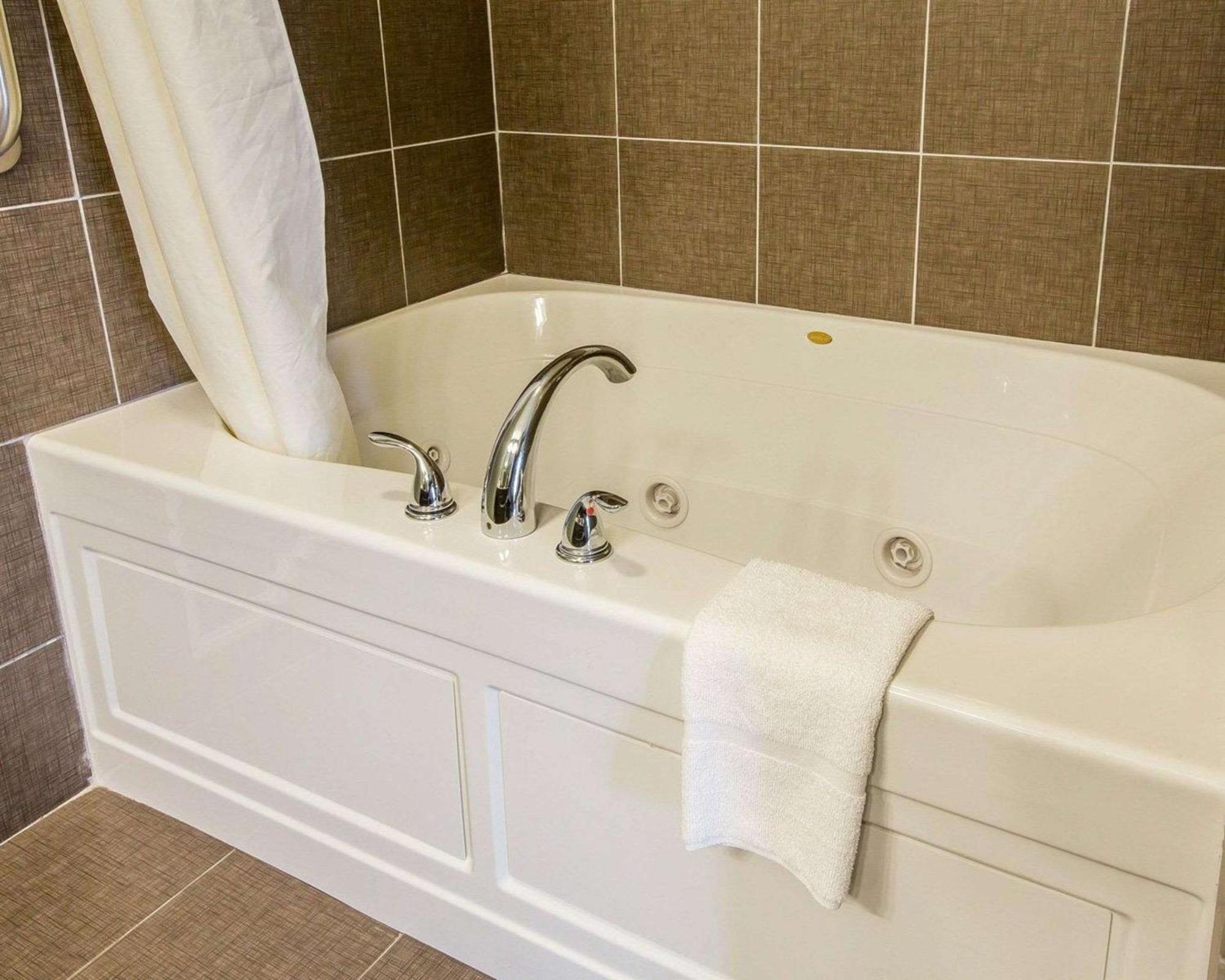Sleep Inn & Suites Queensbury - Lake George Екстериор снимка